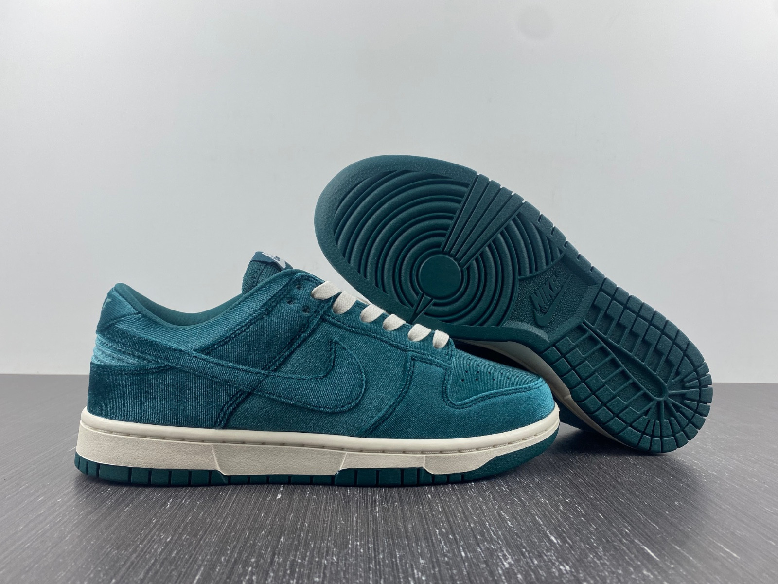 nike dunk low green velvet (w) - dz5224-300
