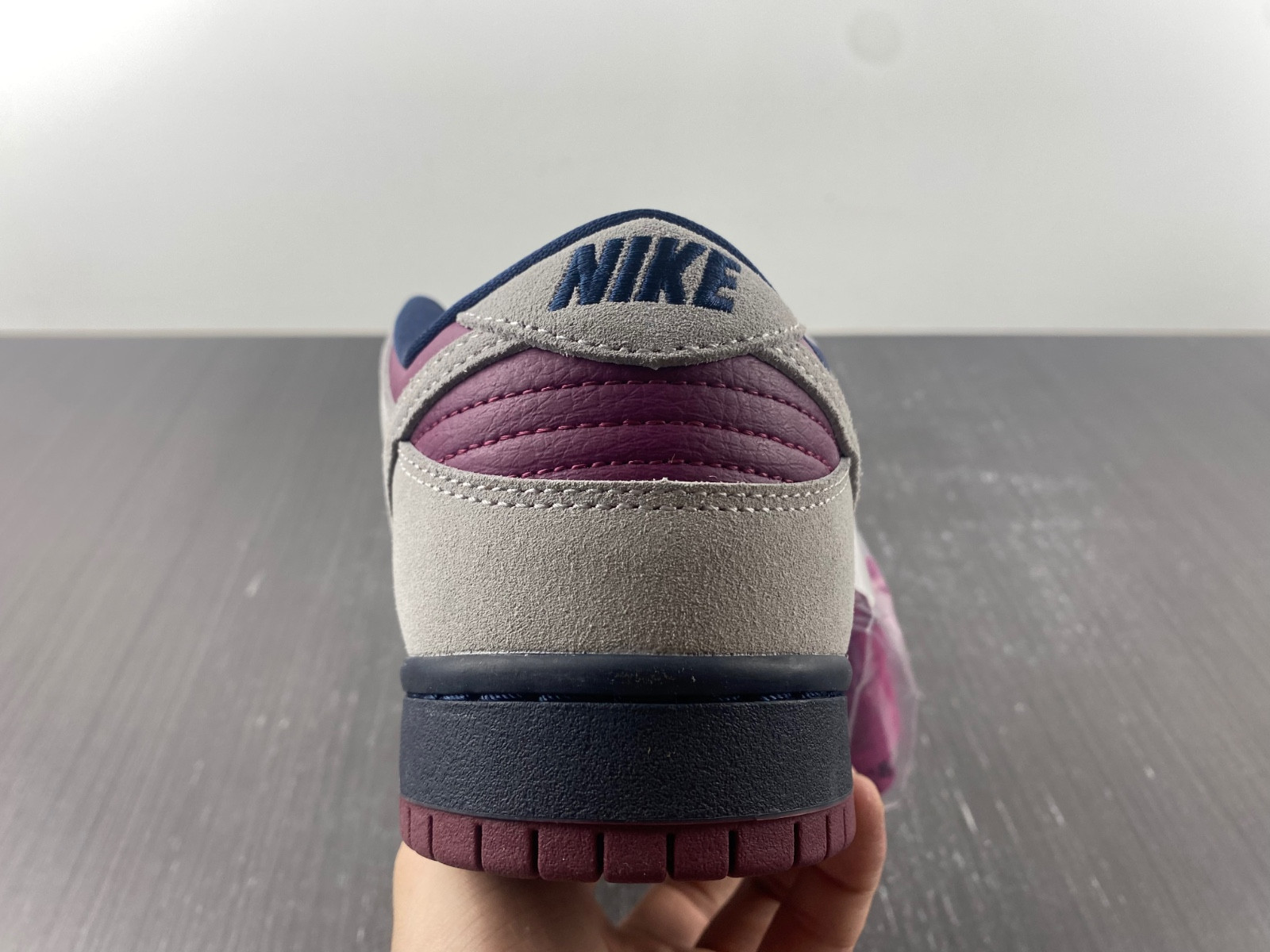 nike sb dunk low atmosphere grey true berry bq6817-001