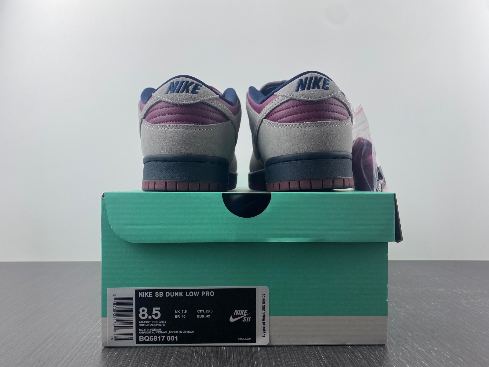 nike sb dunk low atmosphere grey true berry bq6817-001