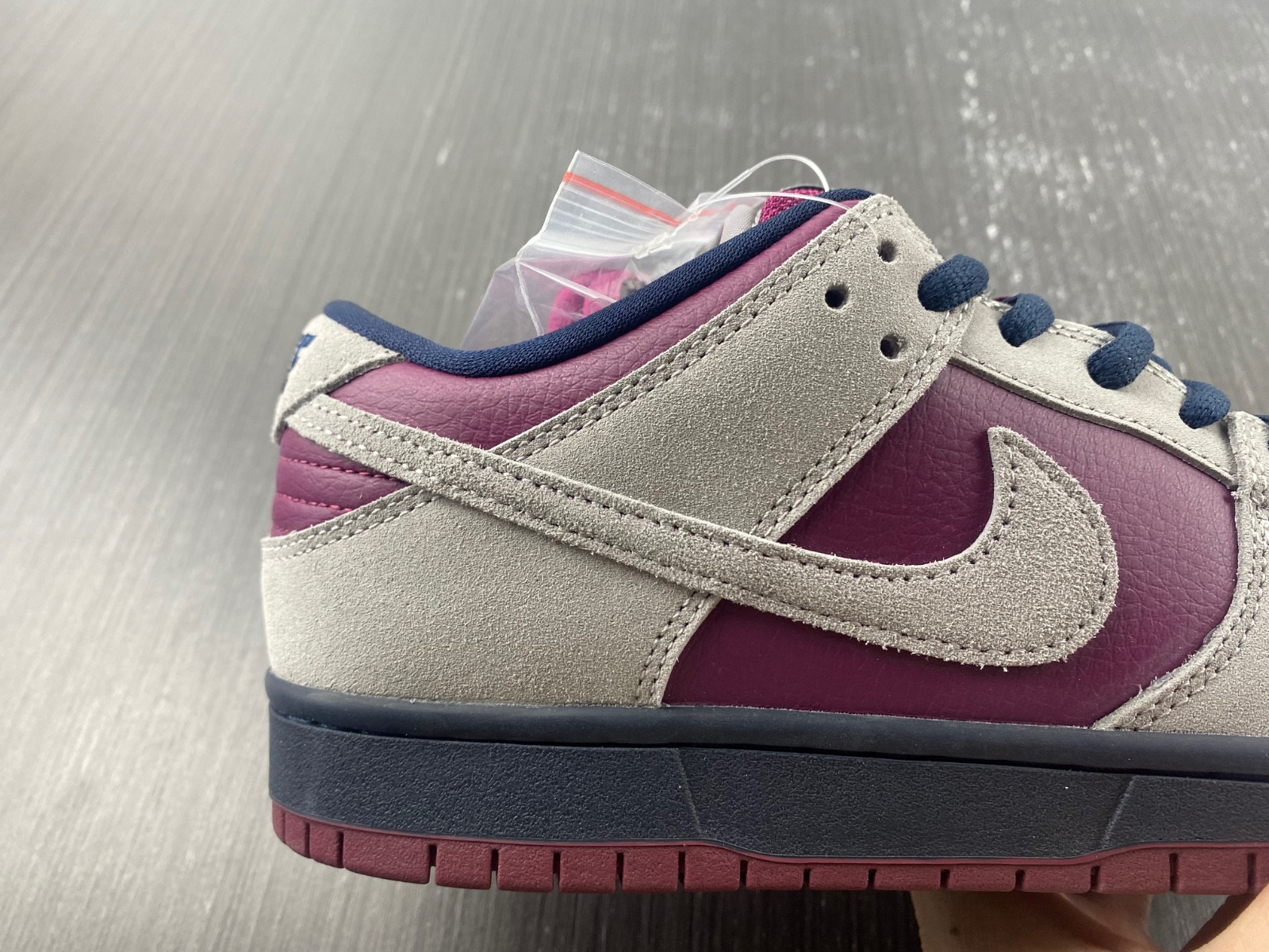 nike sb dunk low atmosphere grey true berry bq6817-001