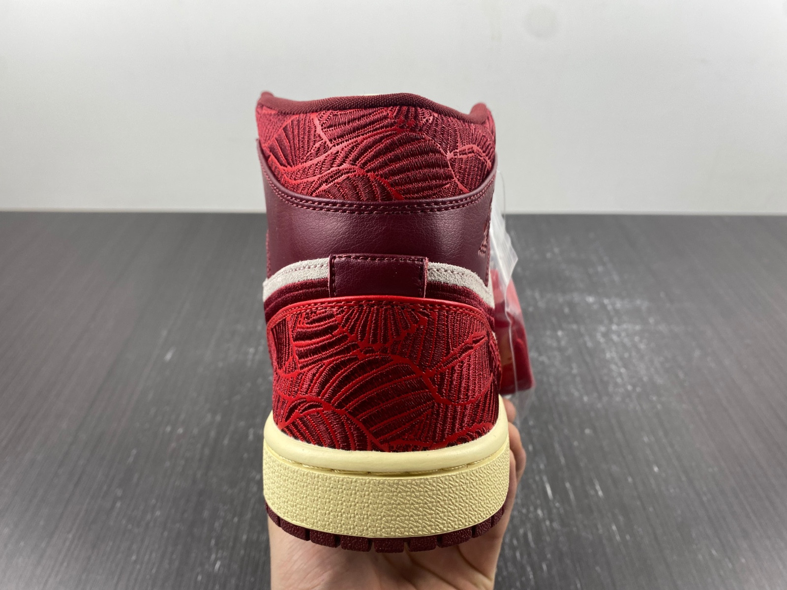 air jordan 1 mid "tiki leaf" dz2820-601