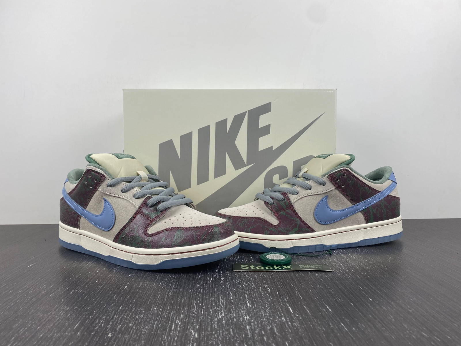 crenshaw skate club x nike sb dunk low fn4193-100