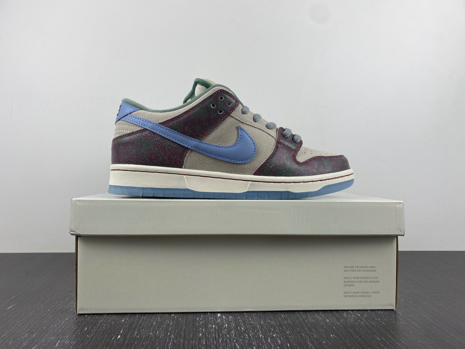 crenshaw skate club x nike sb dunk low fn4193-100