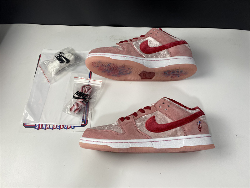strangelove x dunk low sb 