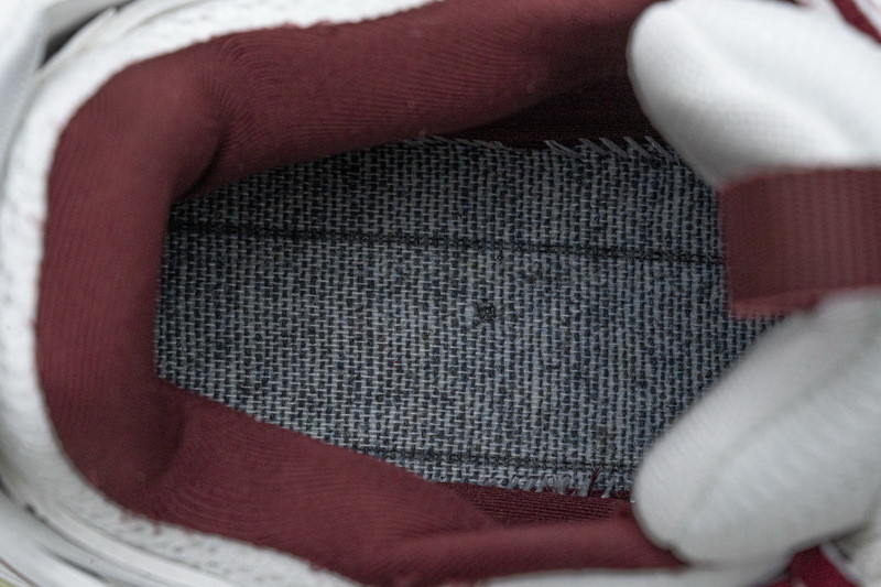 Ba*len*cia*ga track white with red line