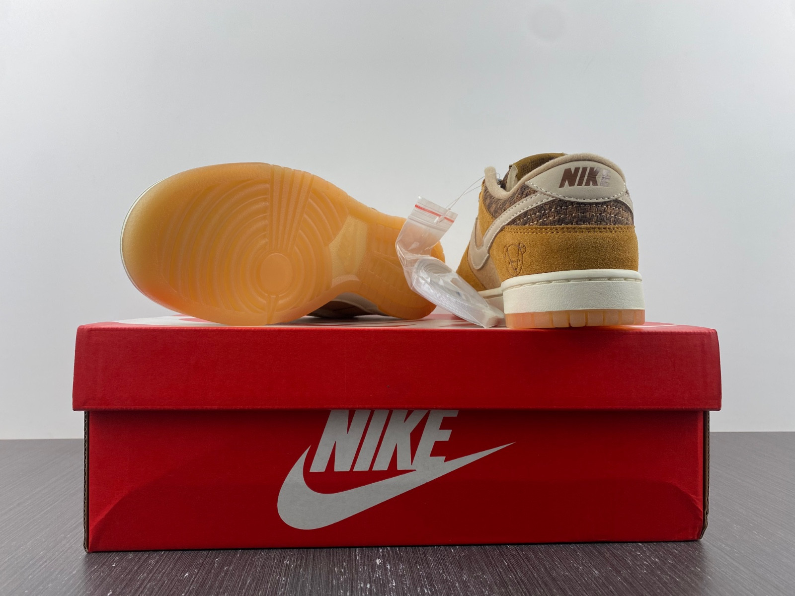 nike dunk low se teddy bear parline dz5350-288