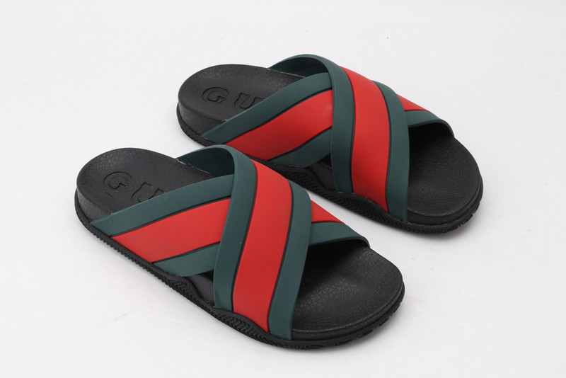 G*u*i slides sandal