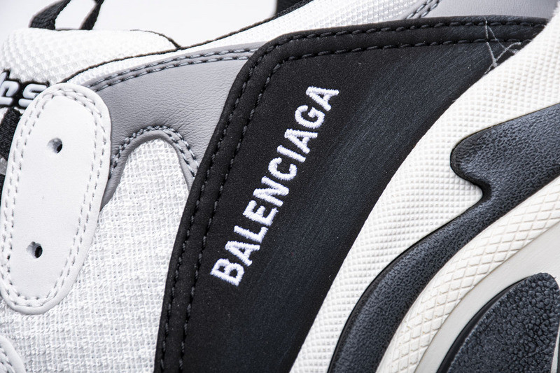 Ba*len*cia*ga triple s