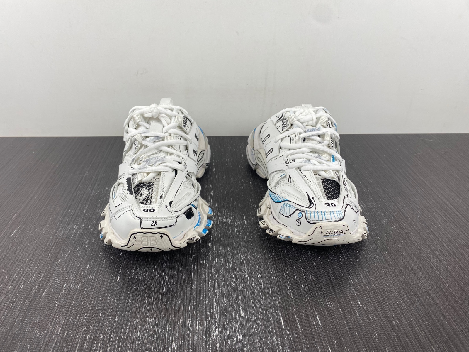 Ba*len*cia*ga track mule