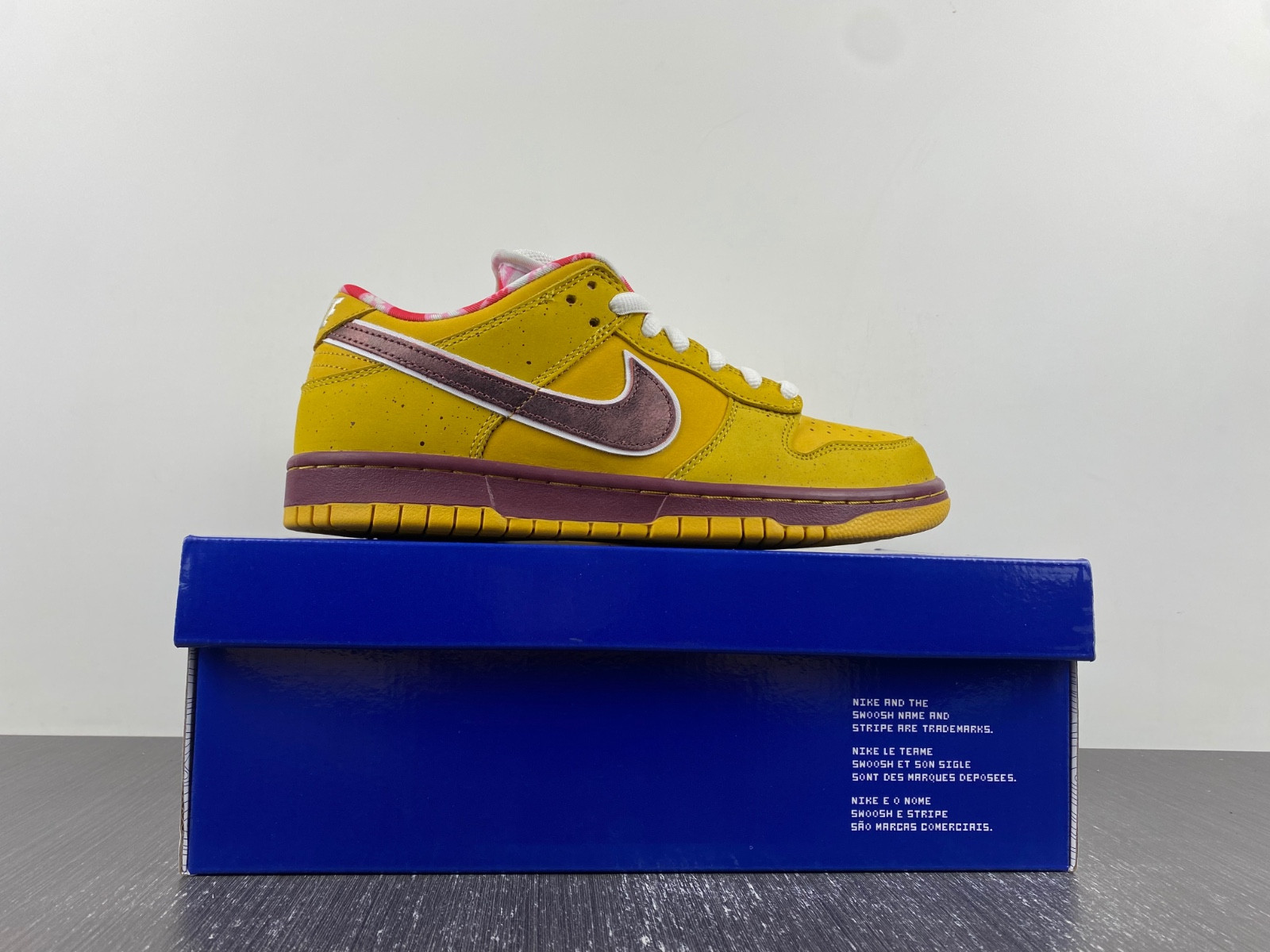 nike sb dunk low yellow lobster men