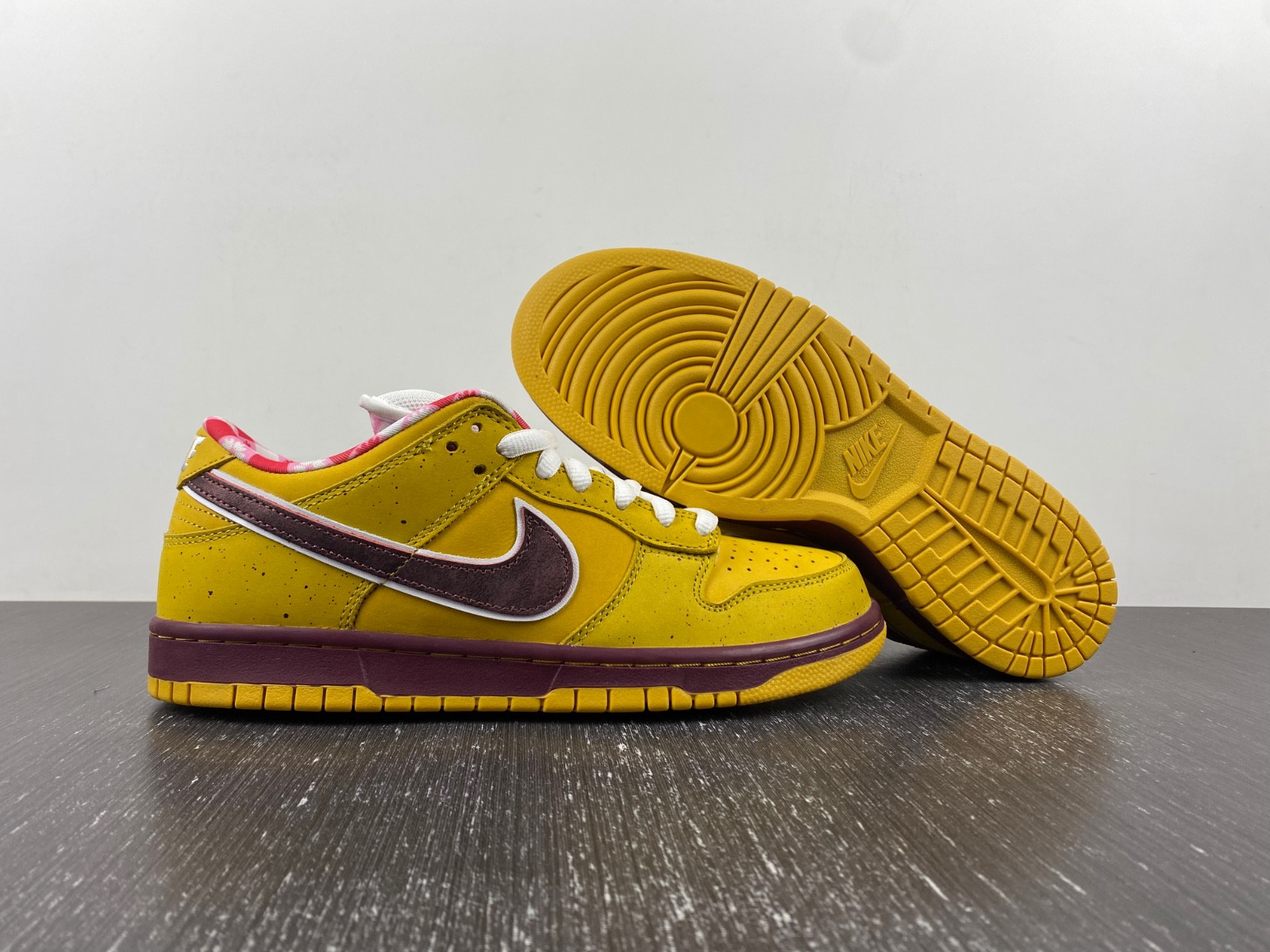 nike sb dunk low yellow lobster men