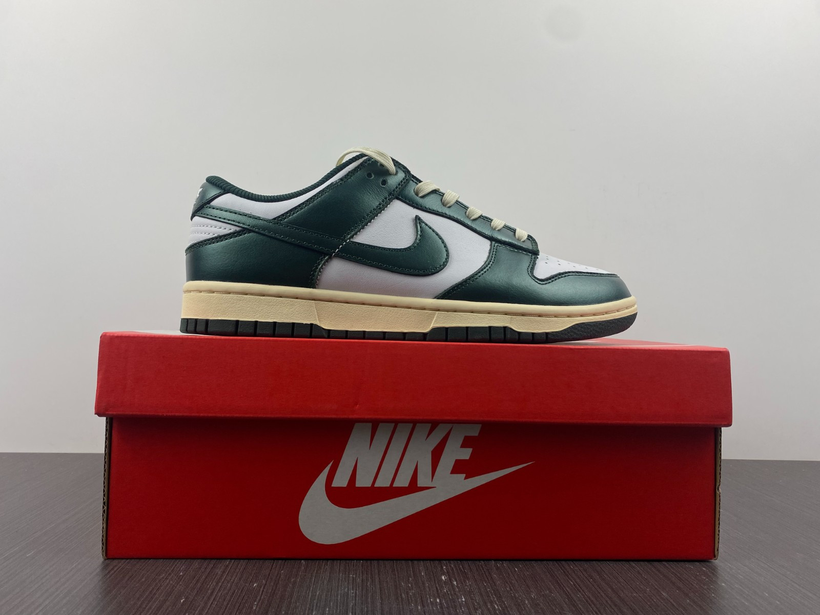 nike dunk low vintage green (w) - dq8580-100
