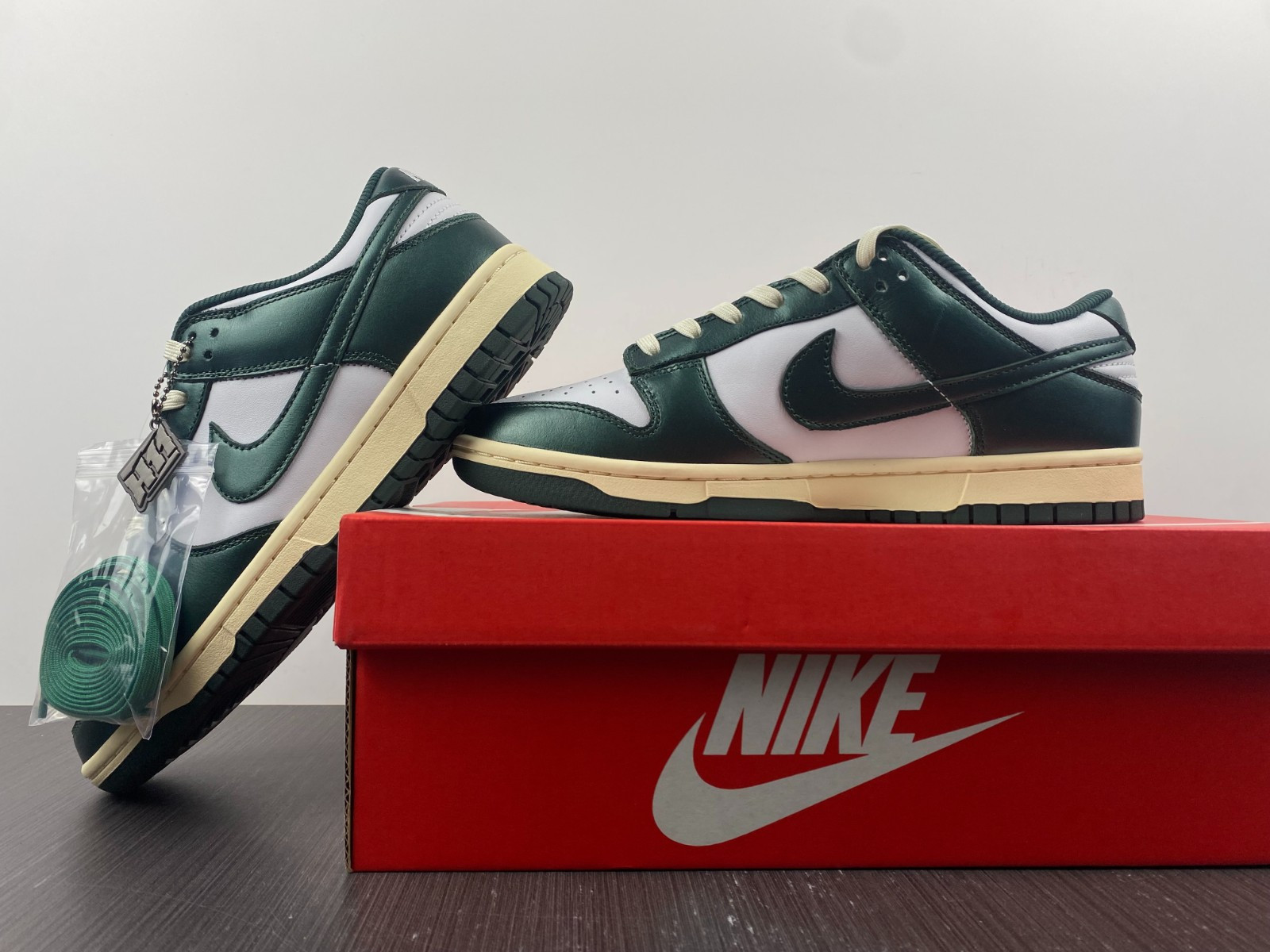 nike dunk low vintage green (w) - dq8580-100