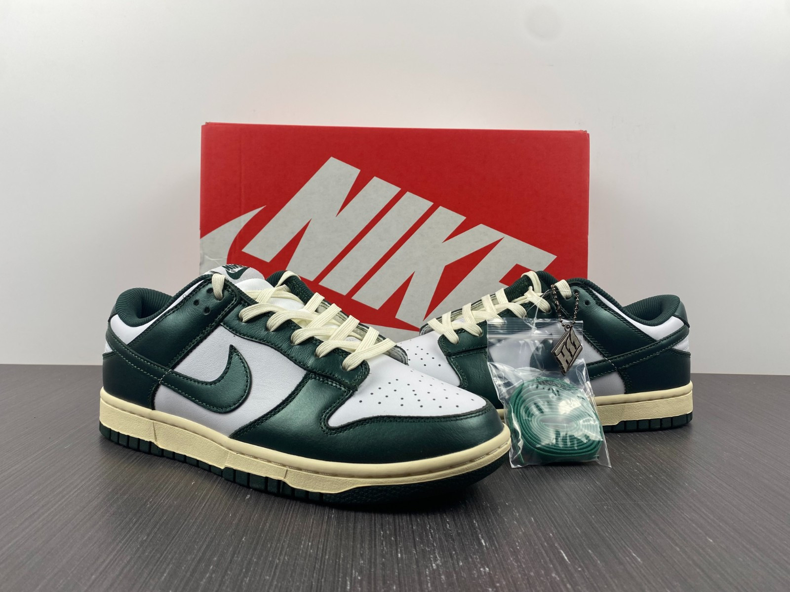 nike dunk low vintage green (w) - dq8580-100