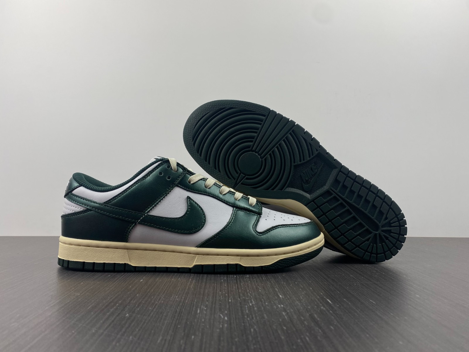 nike dunk low vintage green (w) - dq8580-100