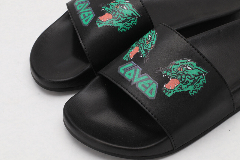 G*u*i slides all black with green tiger