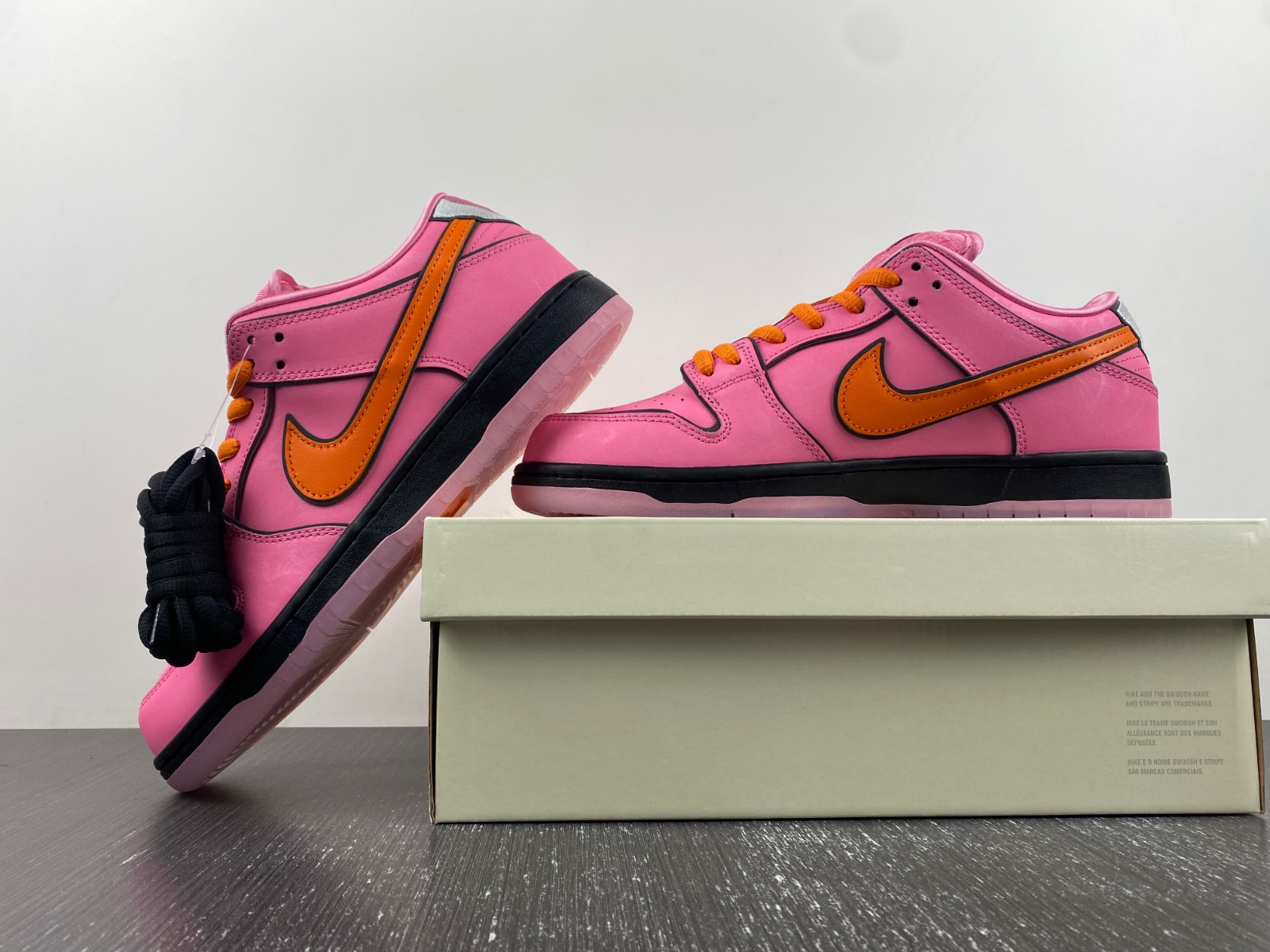the powerpuff girls x nike sb dunk low blossom fd2631-600