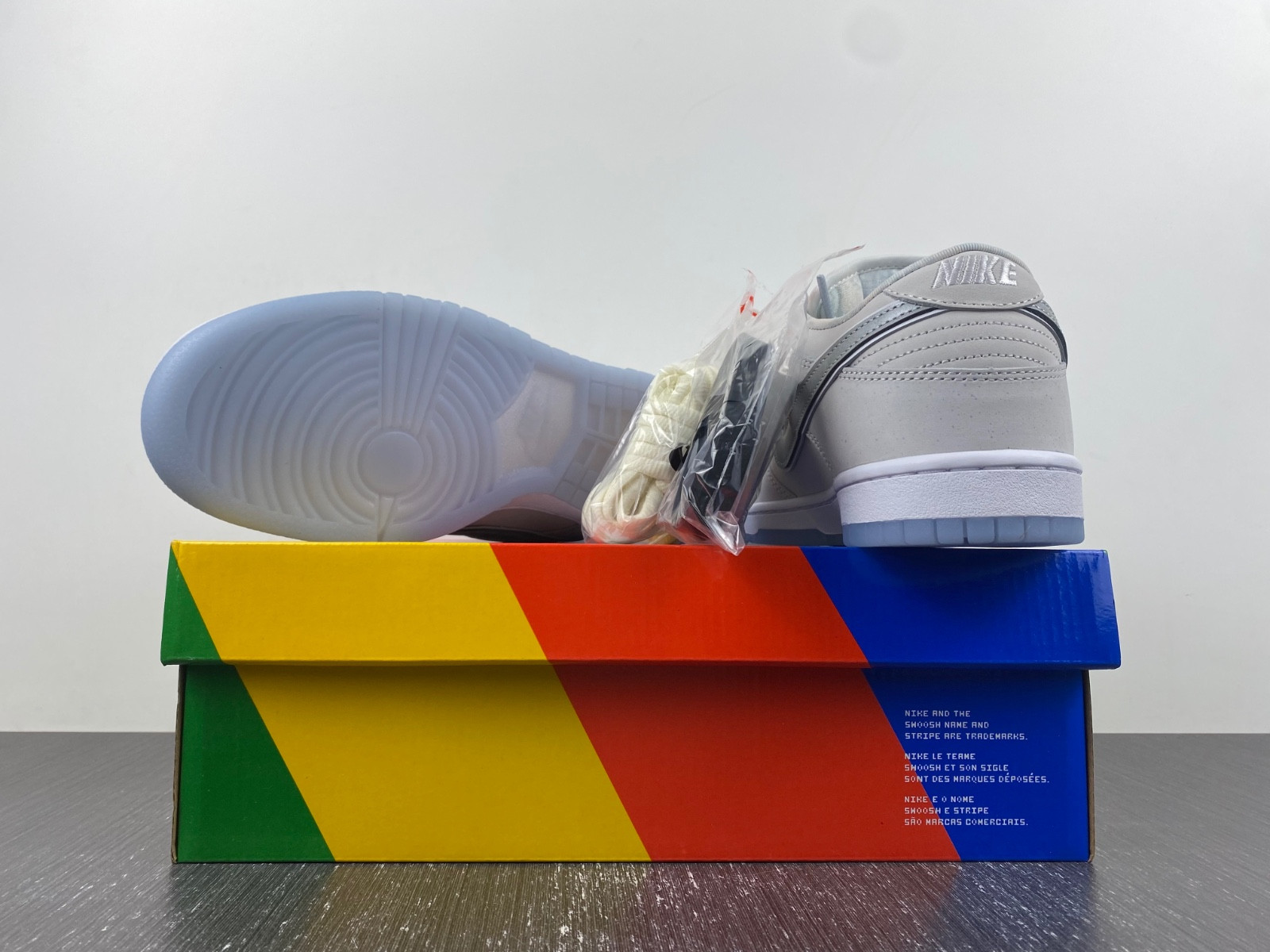 nike sb dunk low white lobster (friends and family) fd8776-100