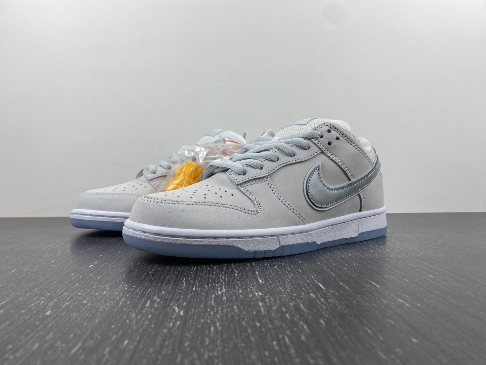 nike sb dunk low white lobster (friends and family) fd8776-100