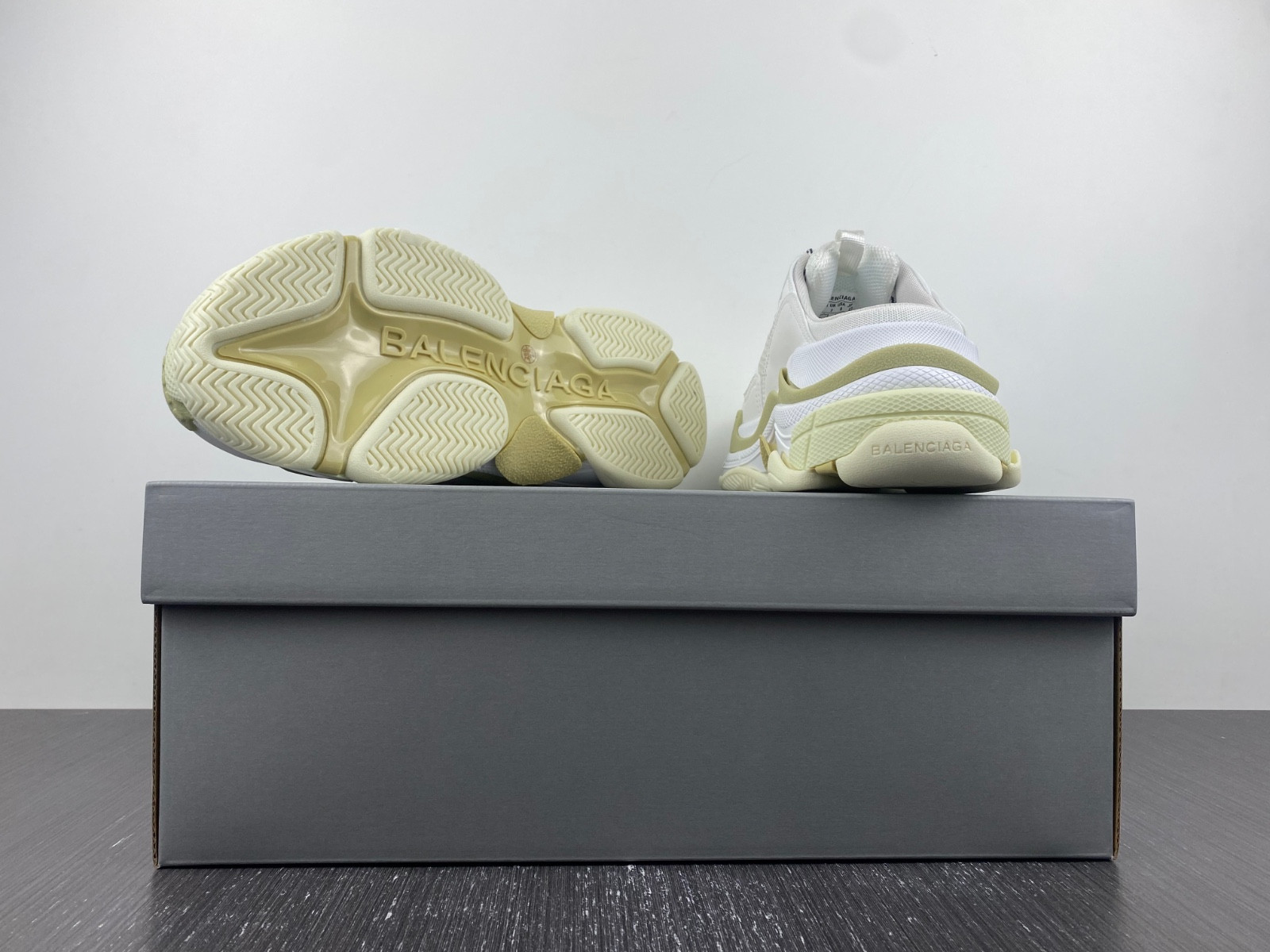 Ba*len*cia*ga triple s