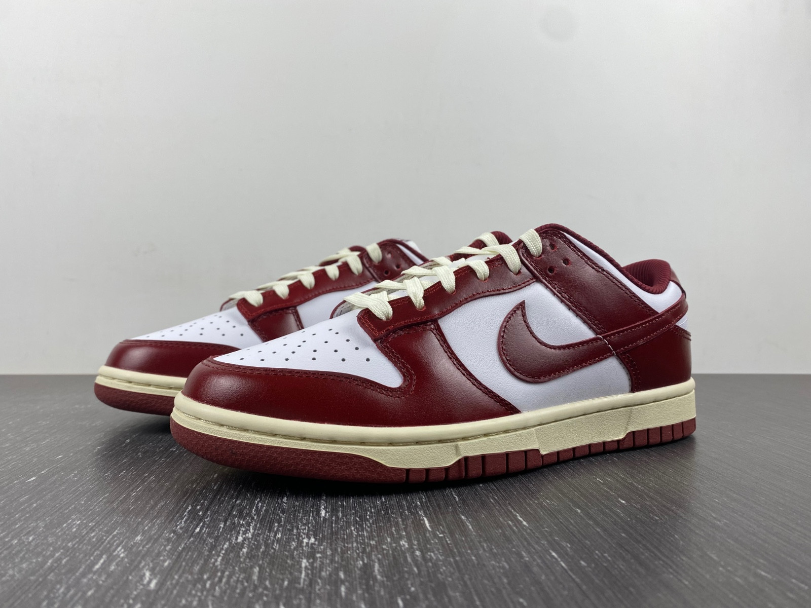 nike dunk low prm vintage team red (women''s) fj4555-100