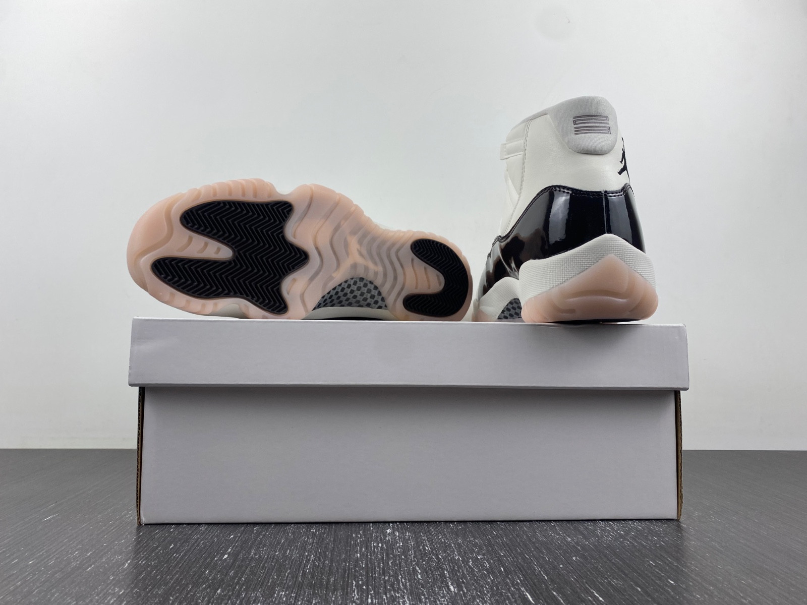 air jordan 11 wmns "neapolitan" ar0715-101
