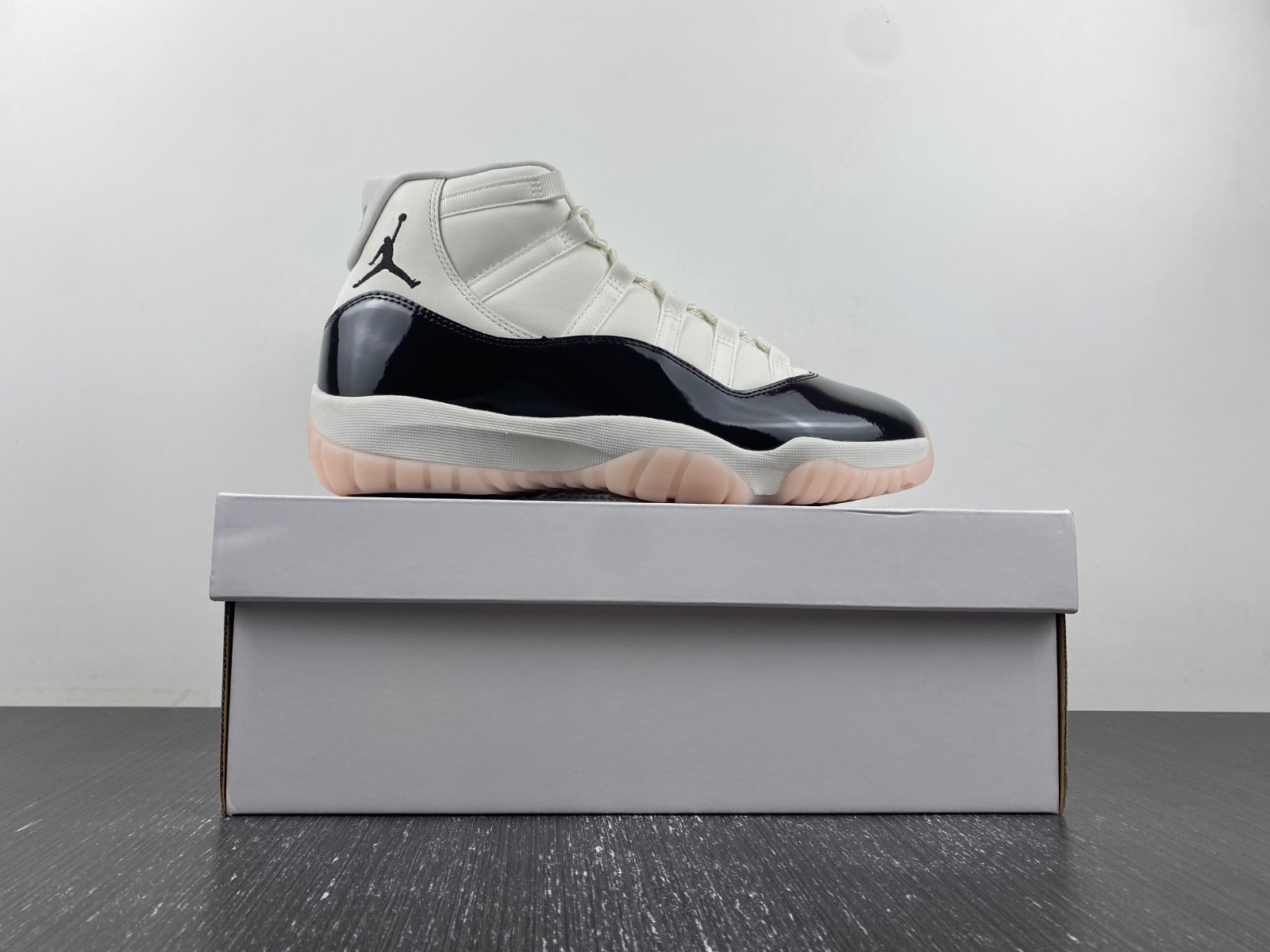 air jordan 11 wmns "neapolitan" ar0715-101