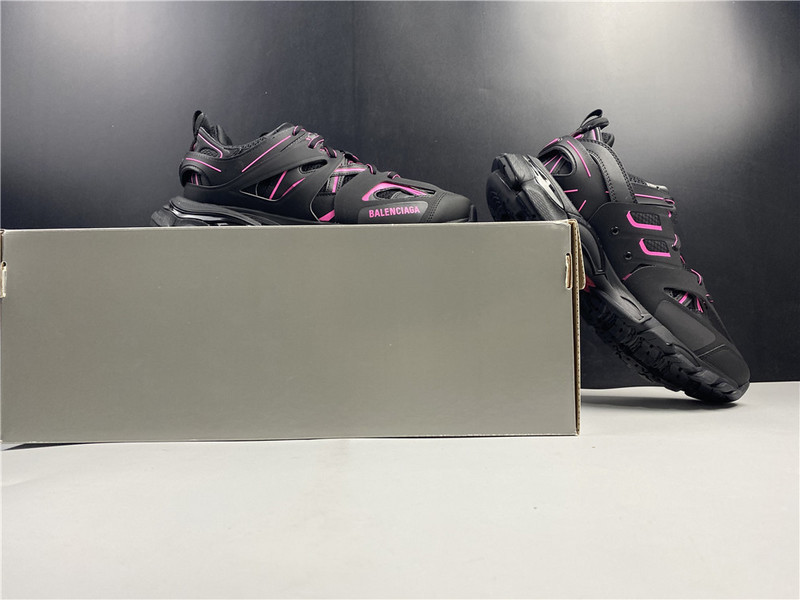 Ba*len*cia*ga track black with red lines