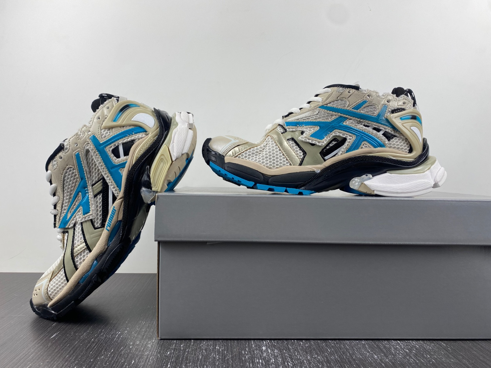 Ba*len*cia*ga runner sneaker