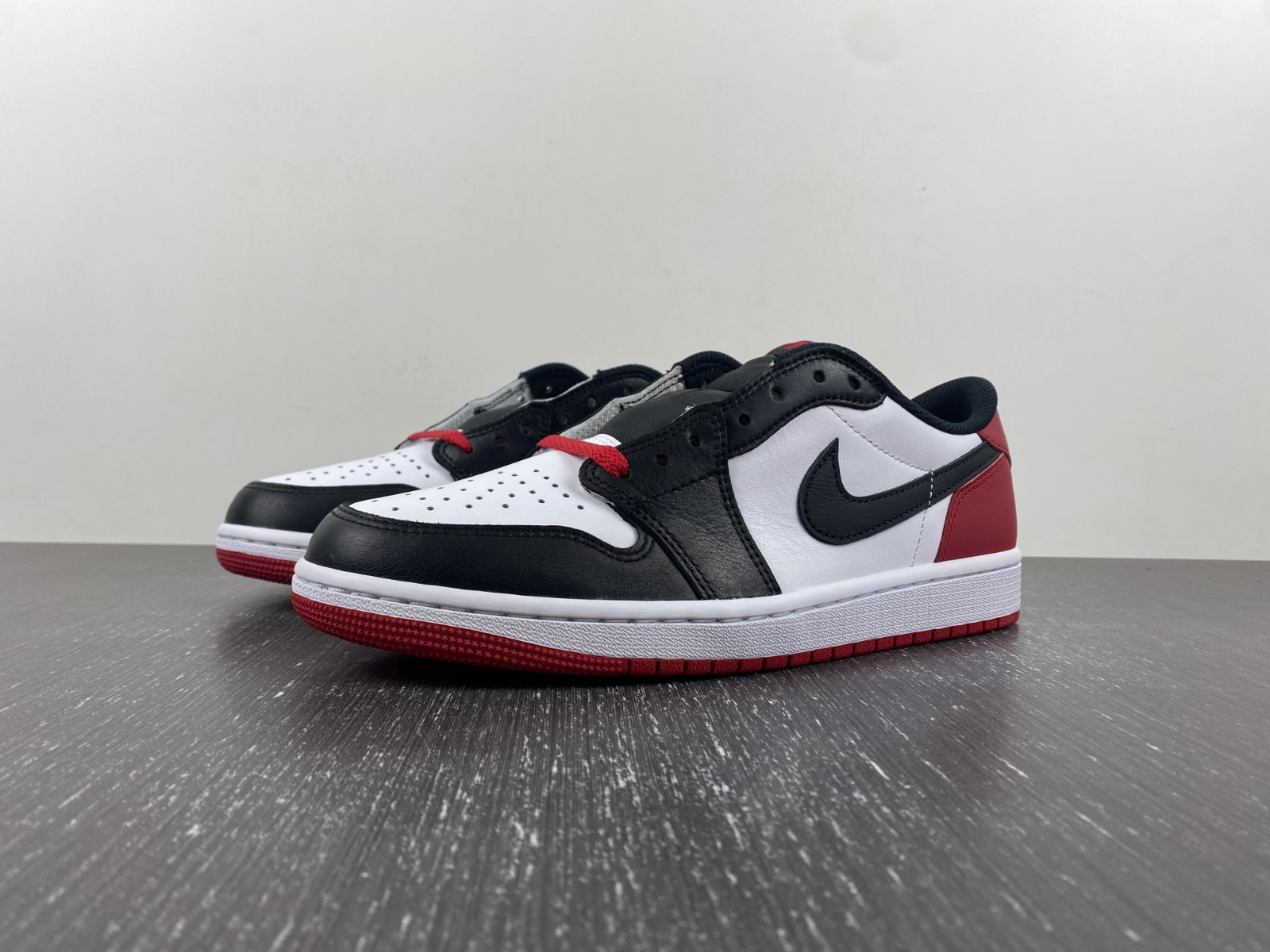 jordan 1 retro low og black toe - cz0790-106
