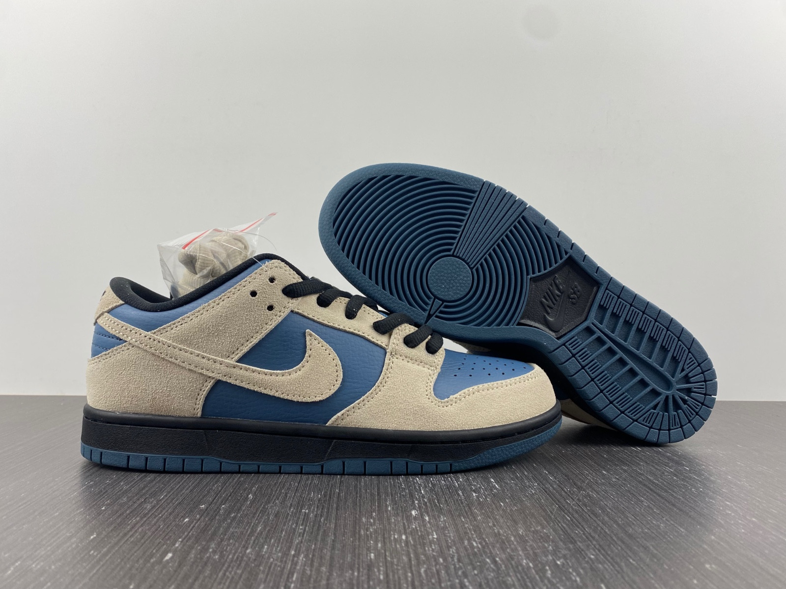 nike sb dunk low light cream thunderstorm bq6817-200