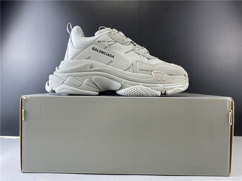 Ba*len*cia*ga triple s