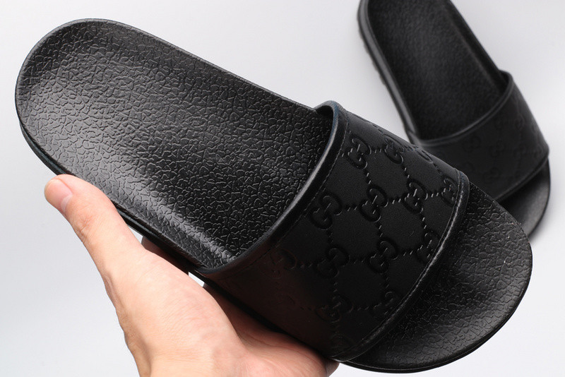 G*u*i slides all black