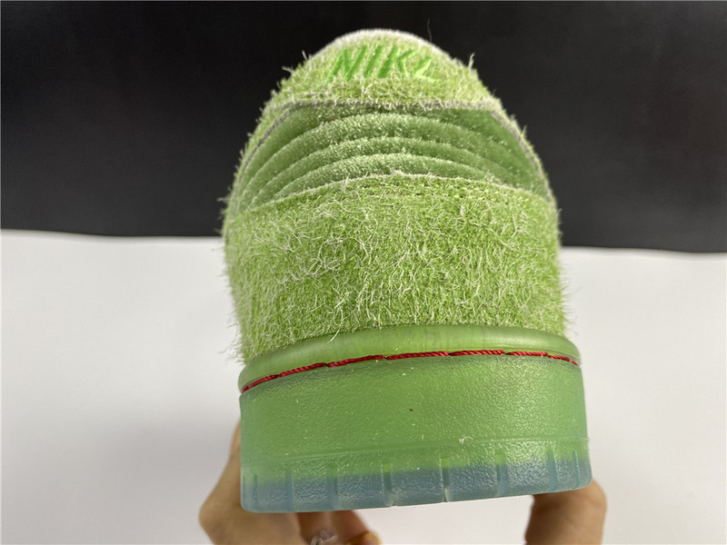 nike sb dunk low “strawberry cough cw7093-601