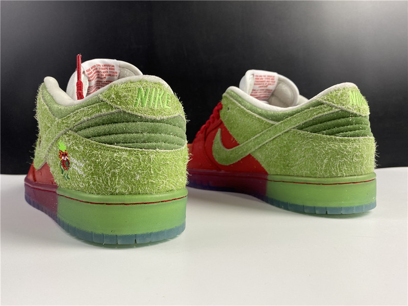 nike sb dunk low “strawberry cough cw7093-601