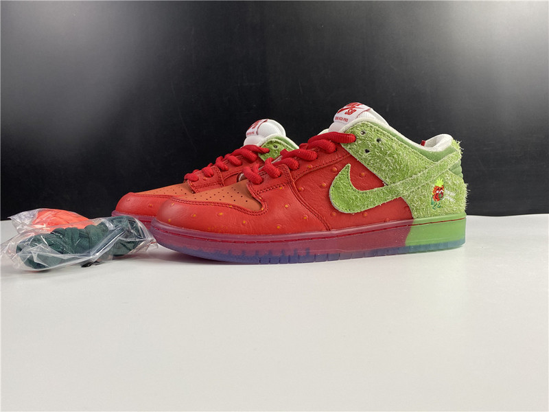nike sb dunk low “strawberry cough cw7093-601