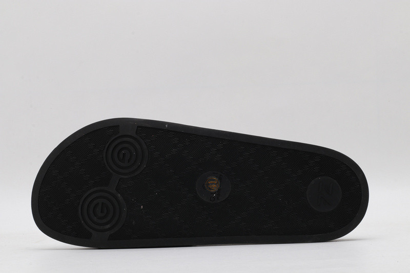 G*u*i slides all black with "tiger"