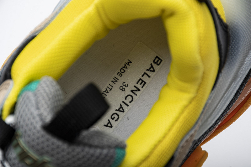 Ba*len*cia*ga triple s