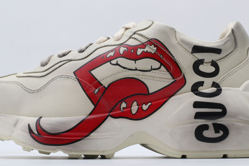 G*u*i ace embroidered low-top sneaker white with lips