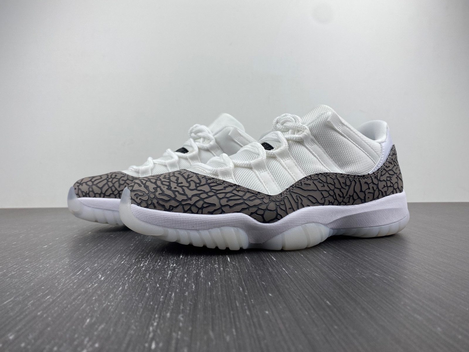 air jordan 11 low elephant print av2187-140