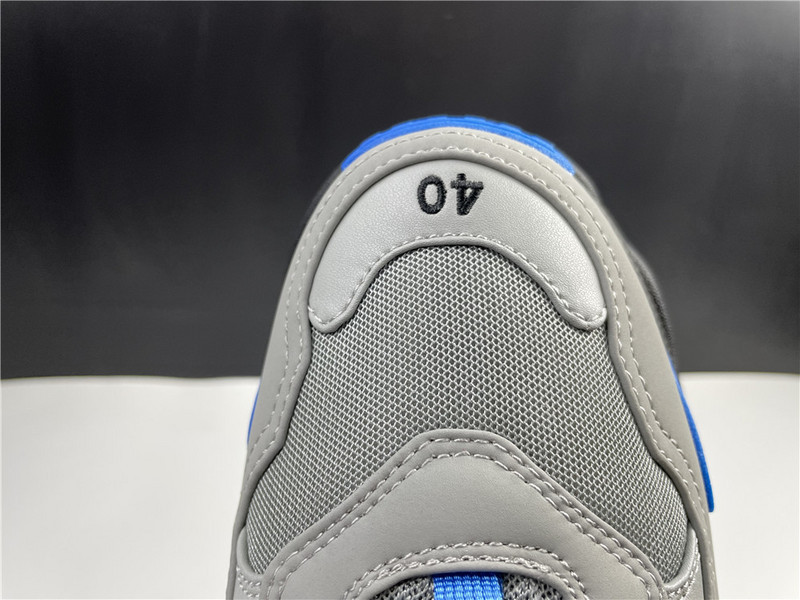 Ba*len*cia*ga triple s