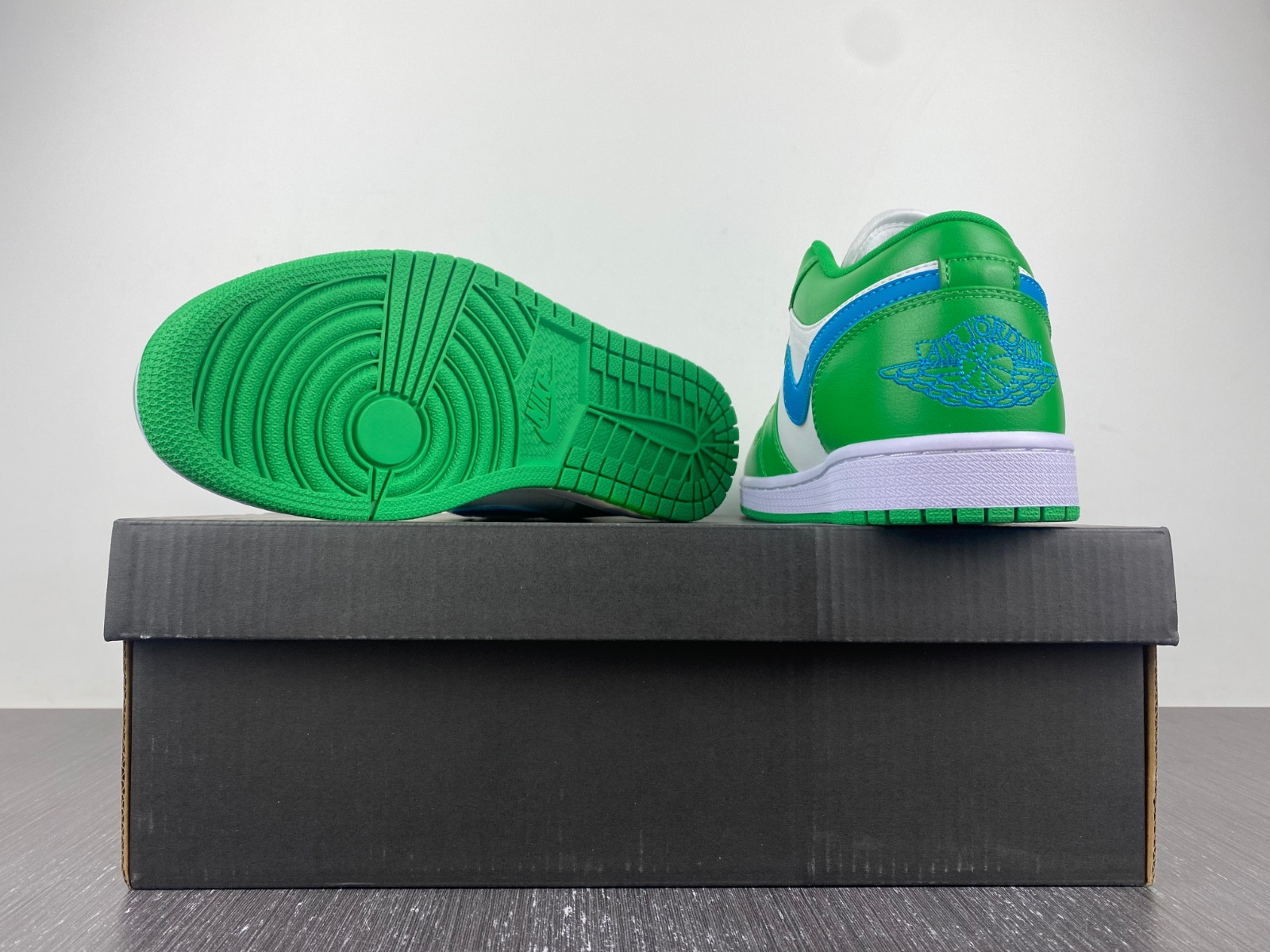 air jordan 1 low "lucky green/aquatone" dc0774-304