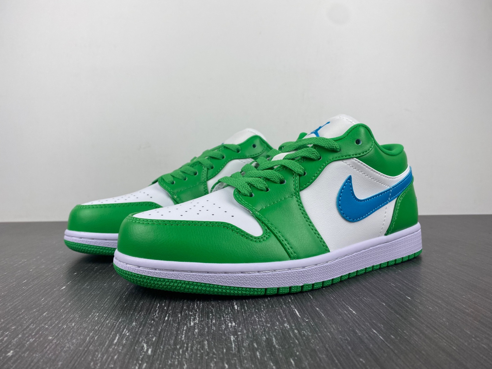 air jordan 1 low "lucky green/aquatone" dc0774-304