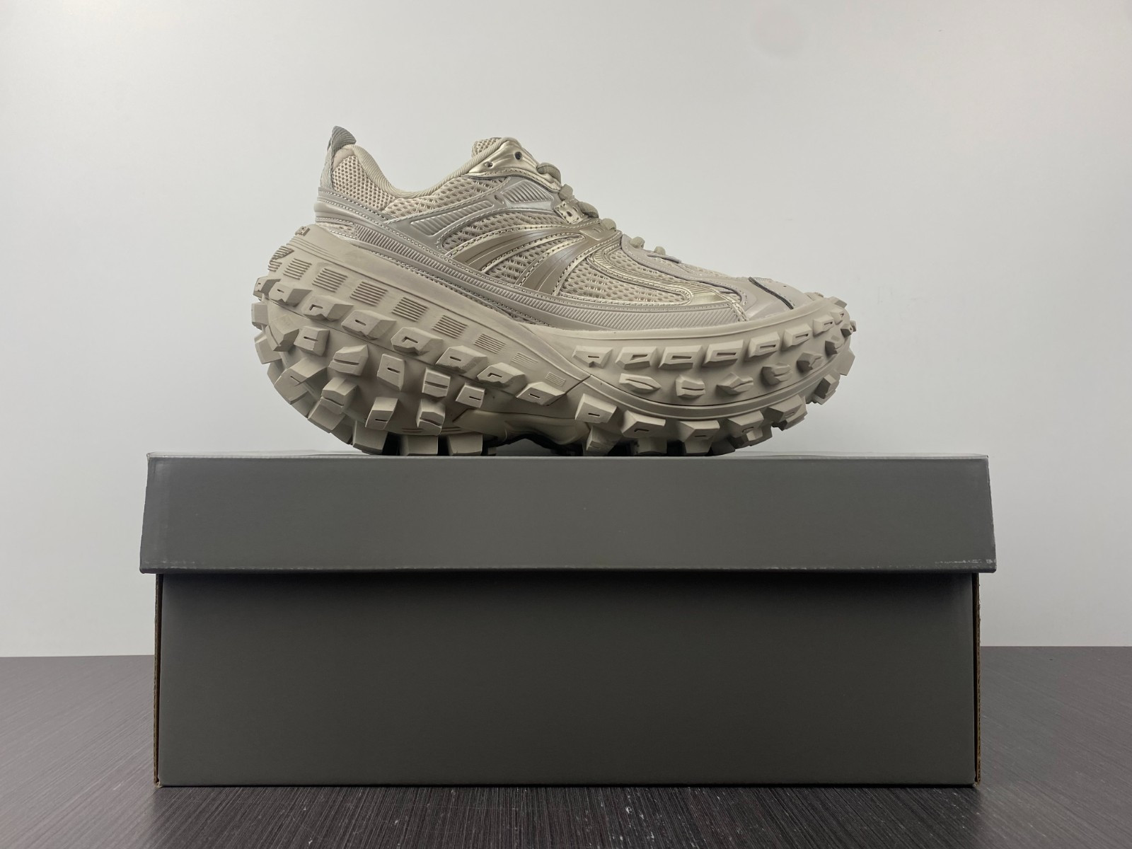 Ba*len*cia*ga defender sneaker