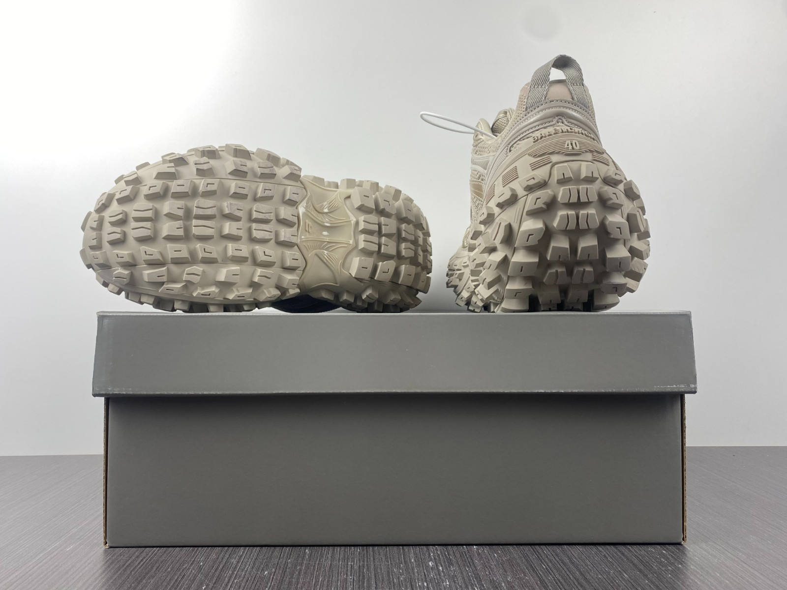 Ba*len*cia*ga defender sneaker