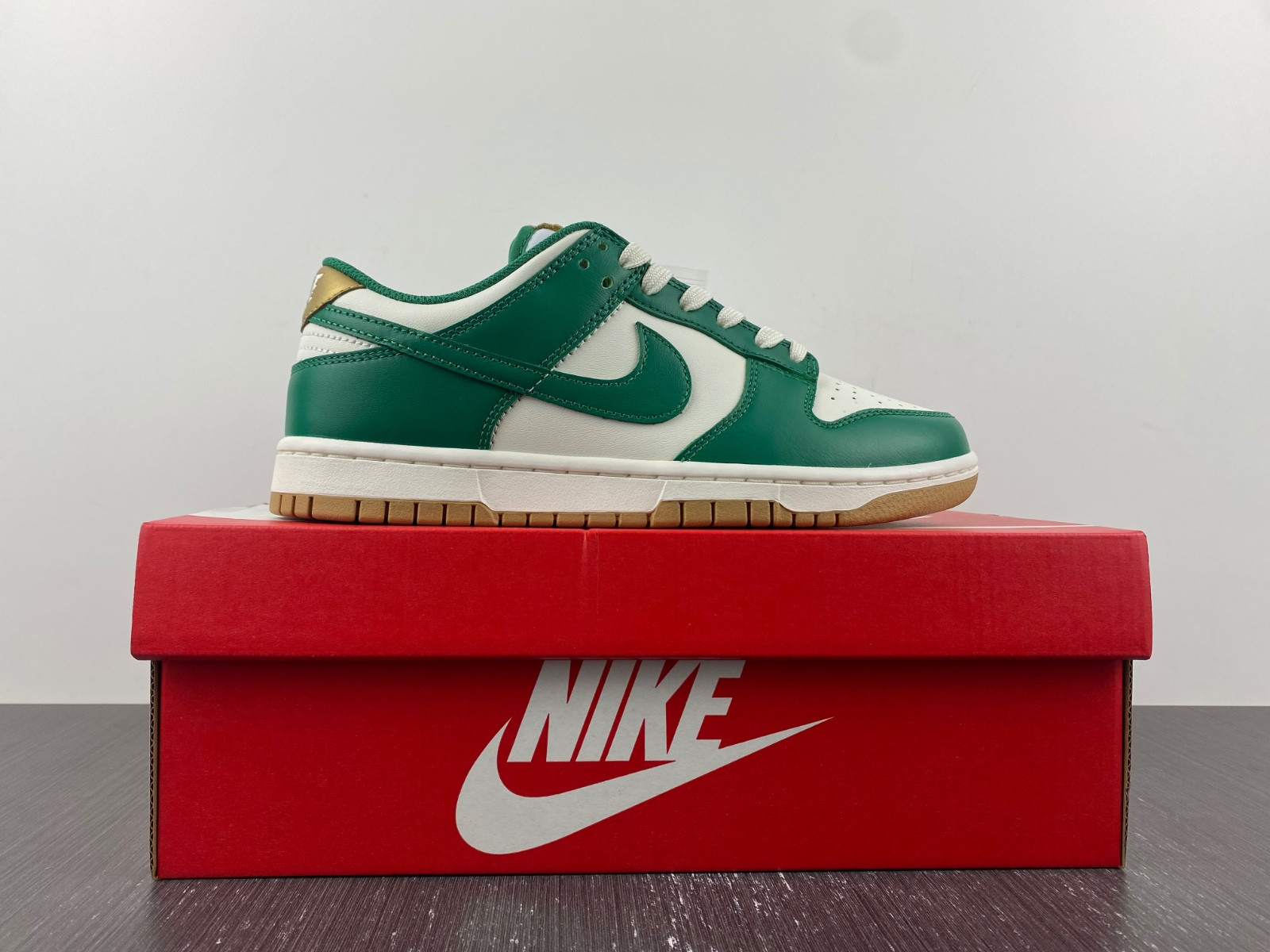 nike dunk low malachite university gold (w) fb7173-131