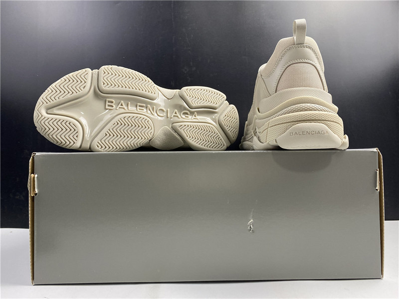 Ba*len*cia*ga triple s