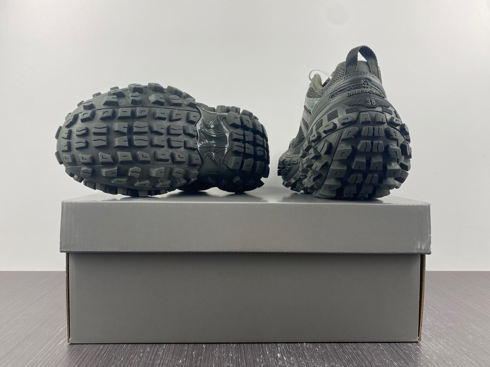 Ba*len*cia*ga defender sneaker