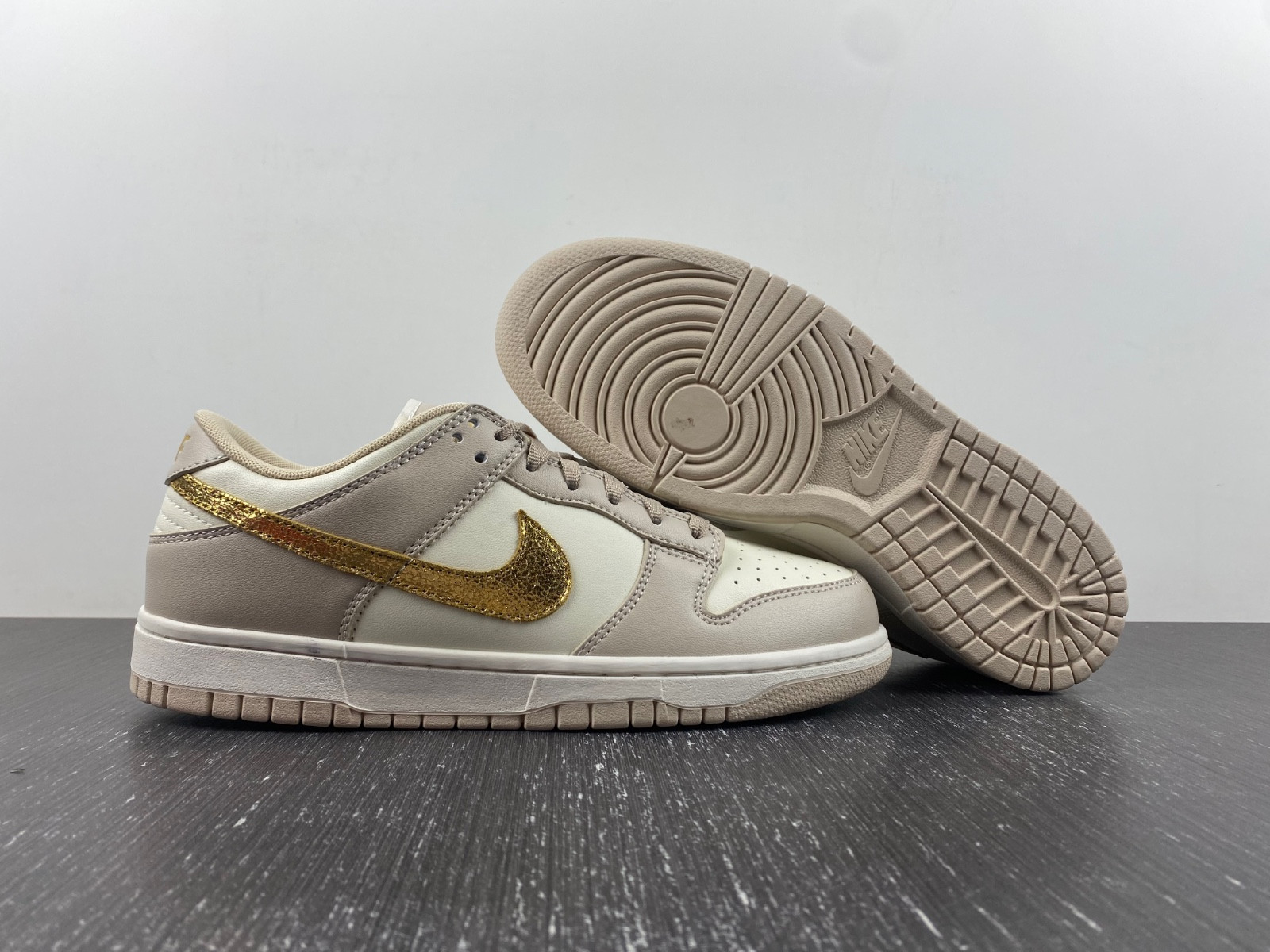 nike dunk low phanT0m metallic gold (women