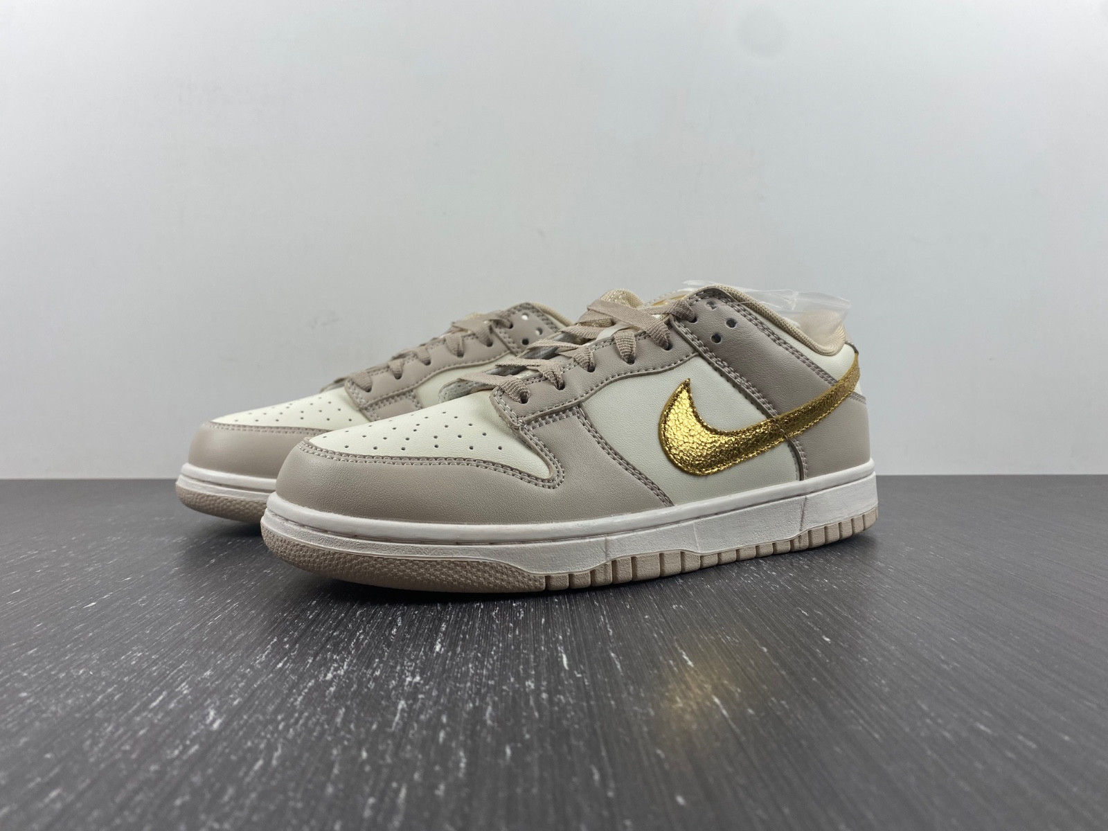 nike dunk low phanT0m metallic gold (women''s) dx5930-001